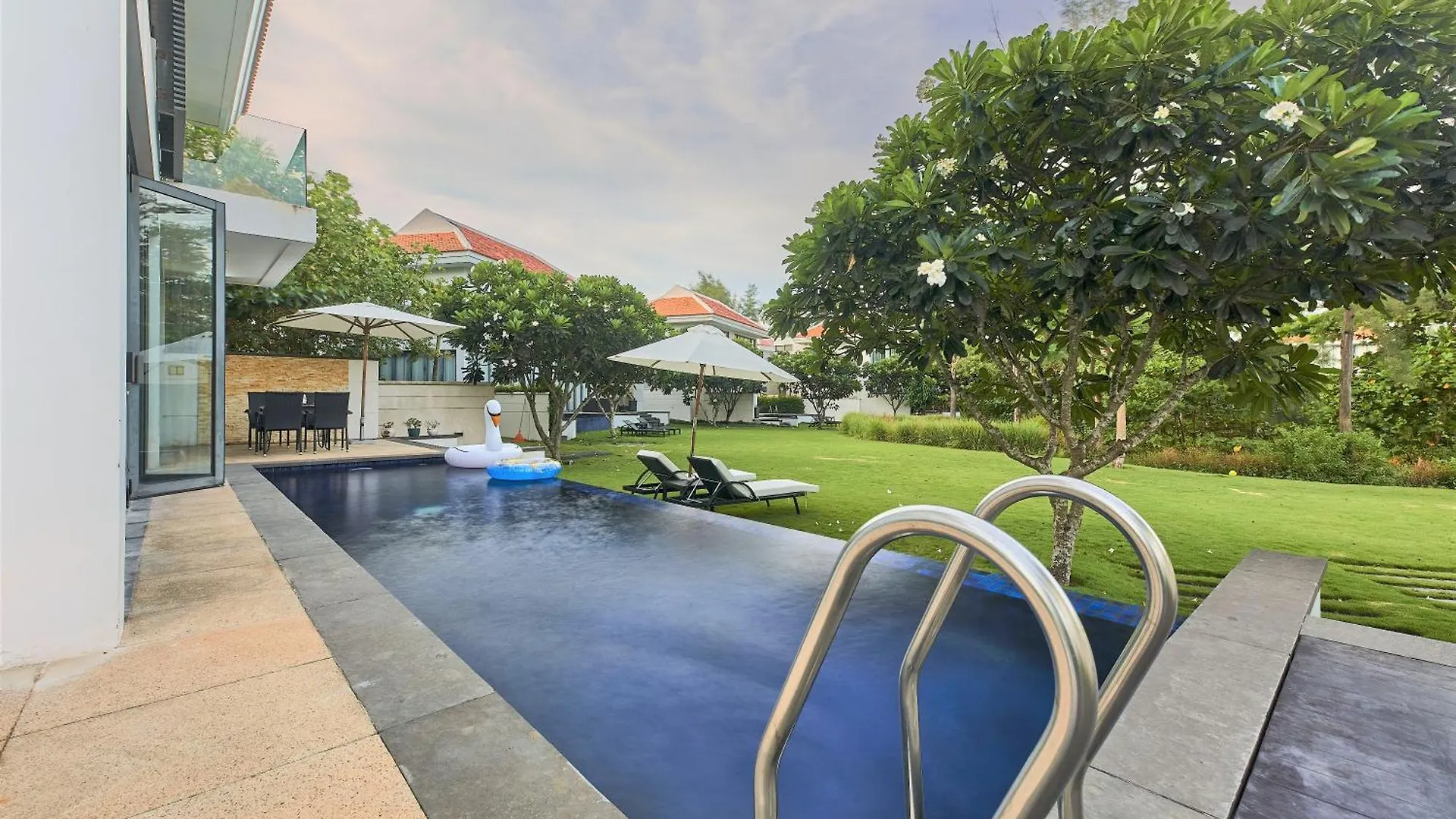 Memories Holiday Beach Villa Da Nang