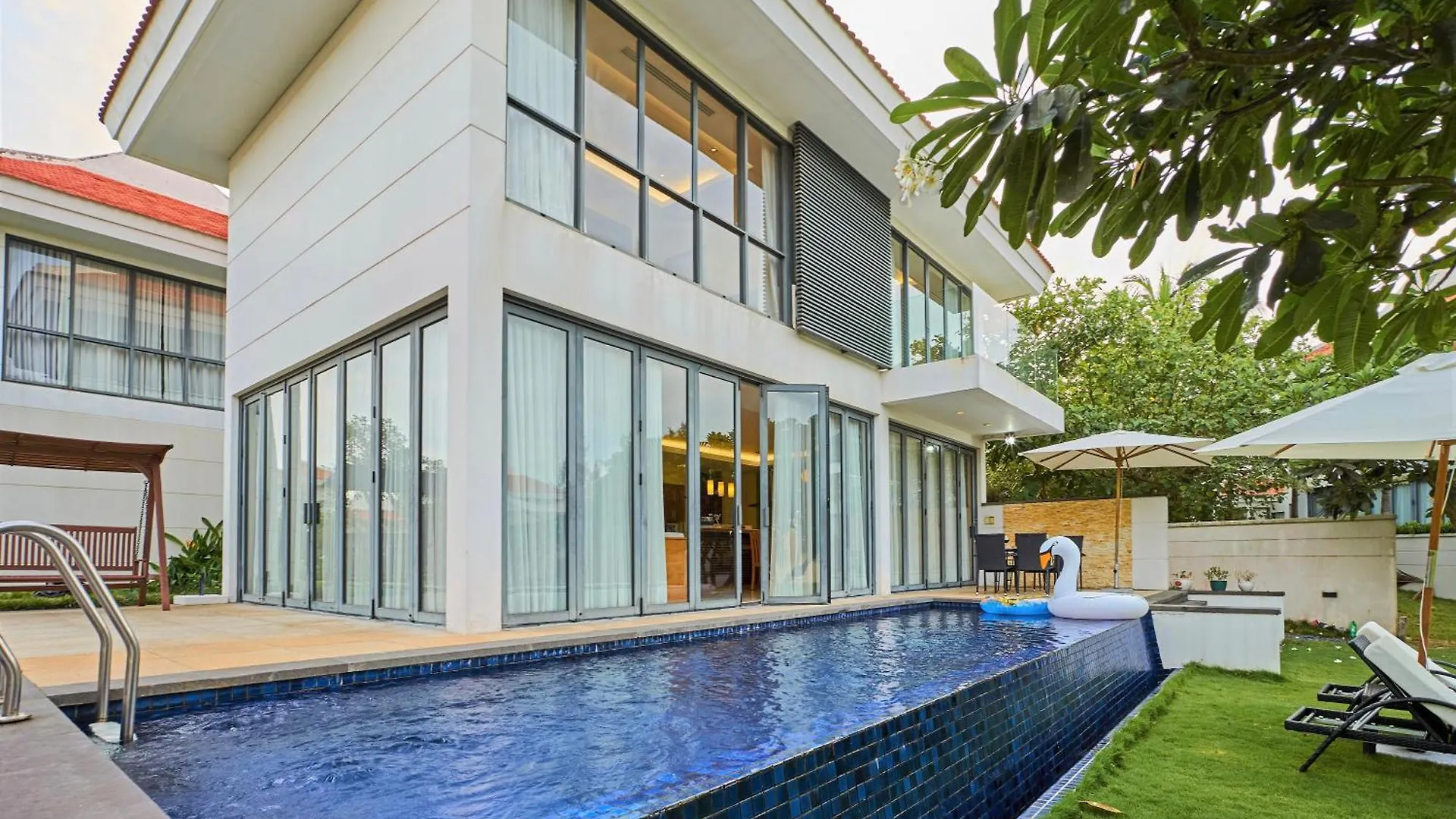 Memories Holiday Beach Villa Da Nang